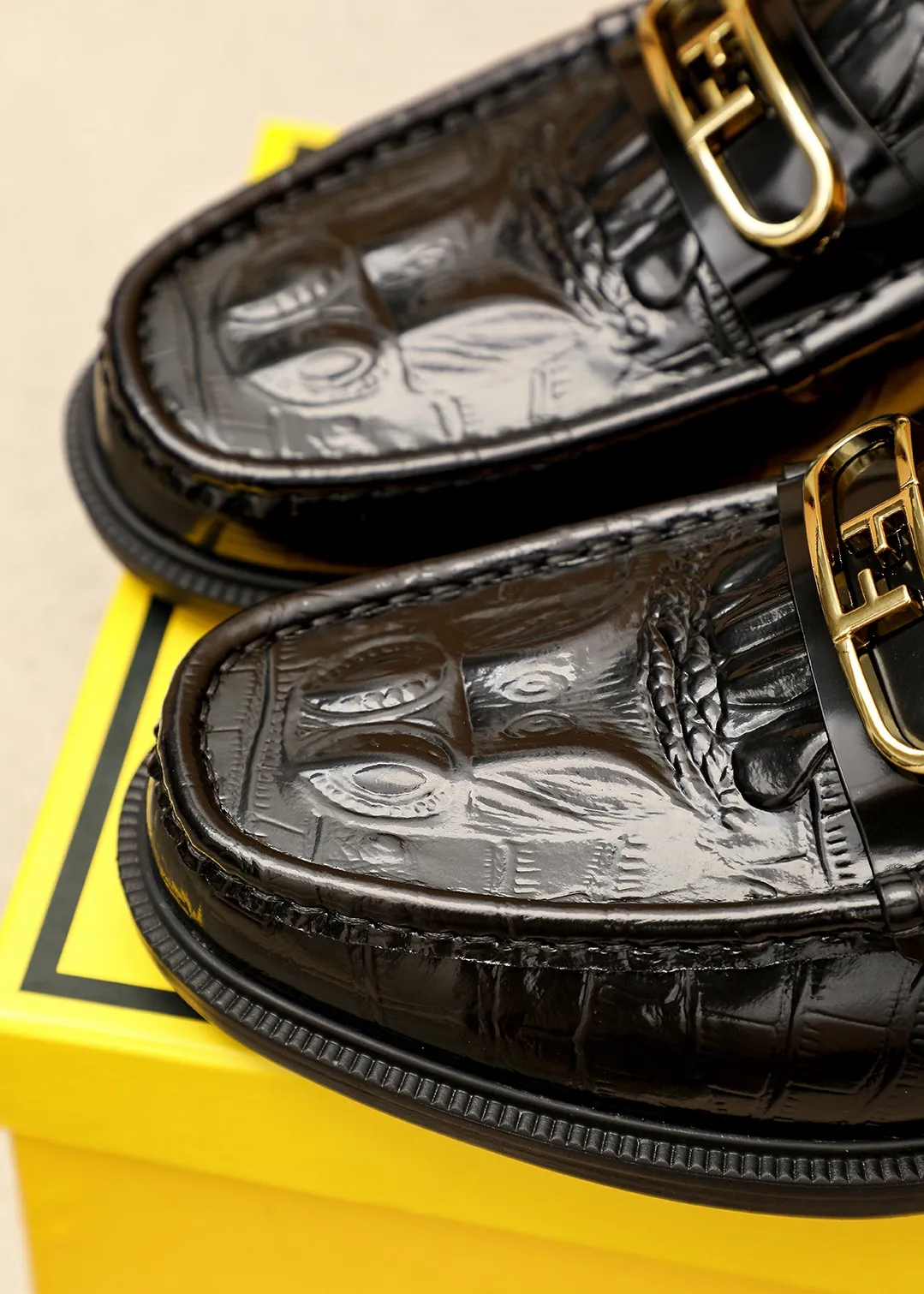 Men's shoes 💰460 💐 Product trademark: FENDI [Fendi] casual leather shoes Regular size: 38-44 (45.46🉑️customized) Product materials: Selected imported first-layer open-edge beaded cowhide embossed upper + luxury hardware buckle, imported cow 🐂 lining. Strong three-dimensional visual effect, original outsole color: 1⃣️color optional